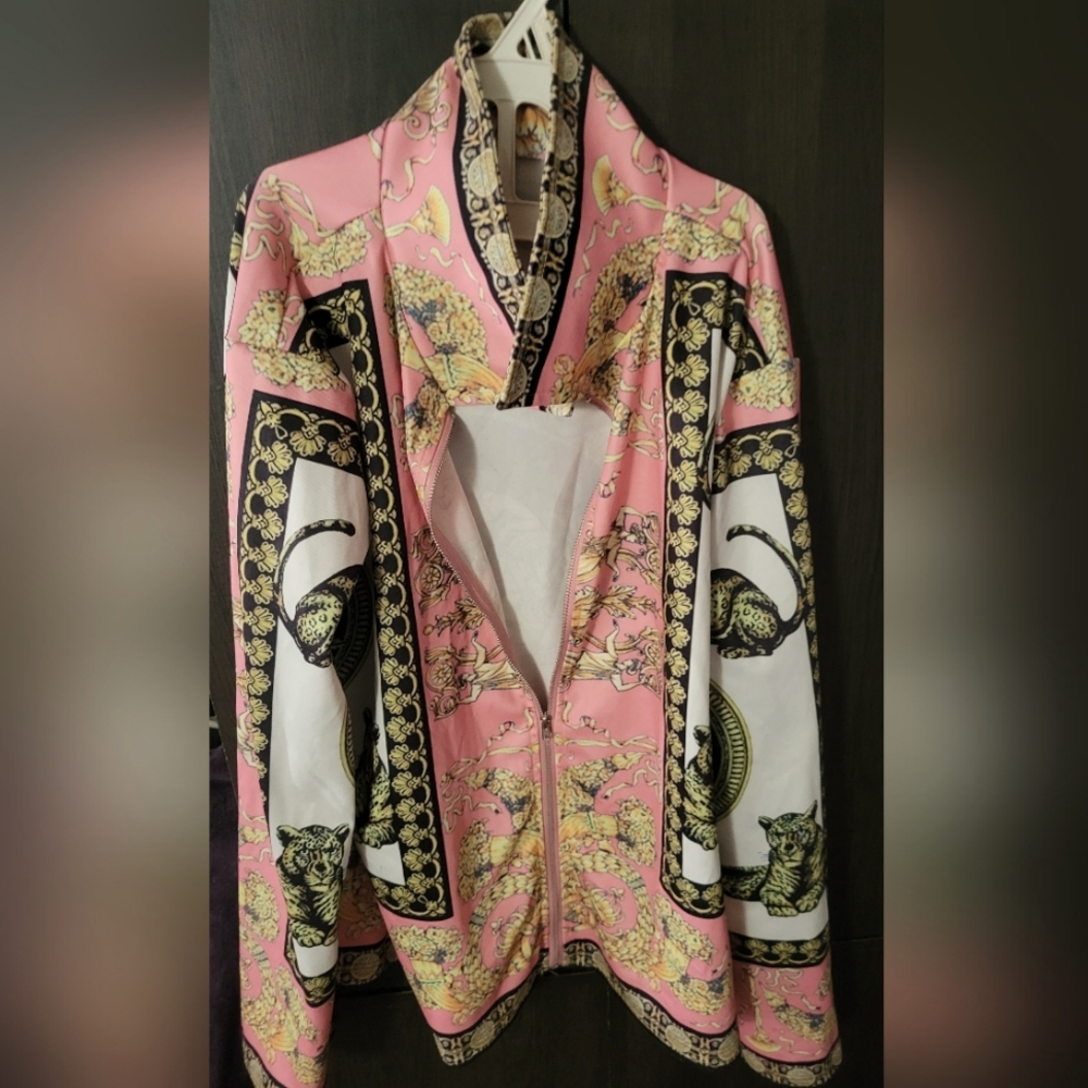 Leopard Print blouse. This enhances any outfit. Zipper front small collar. Print